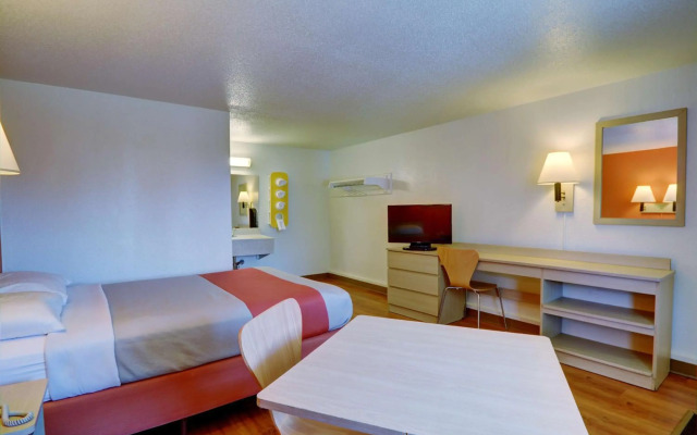 Motel 6 Chicopee, MA - Springfield