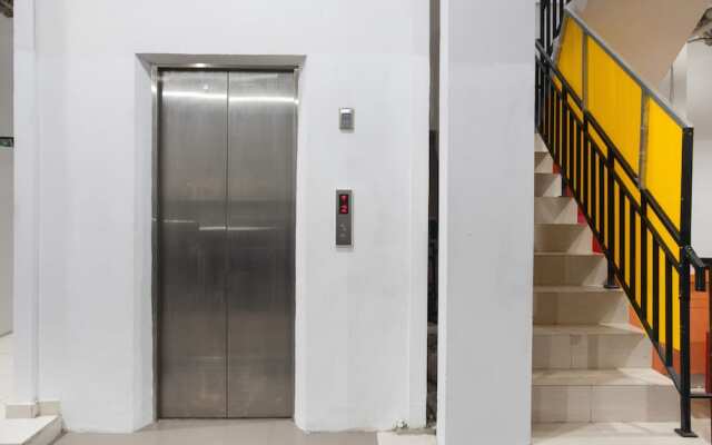 RedDoorz Plus @ K23 Rungkut Madya