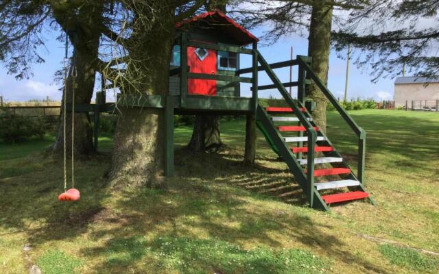 Green Yurt With Hot Tub - Sleeps 3, Parking & Wifi