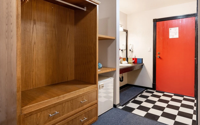 The Bulldog Hotel Silver Star