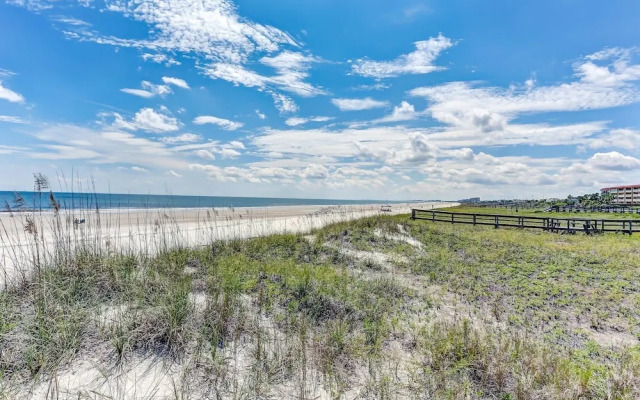 Spacious Oceanfront Condo, Easy Access to Private Fishing Pier by RedAwning