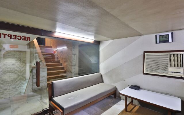 OYO 28667 Hotel Moti Mahal