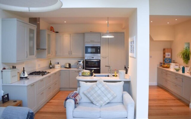 Stunning and Spacious 3 Bedroom House With Garden