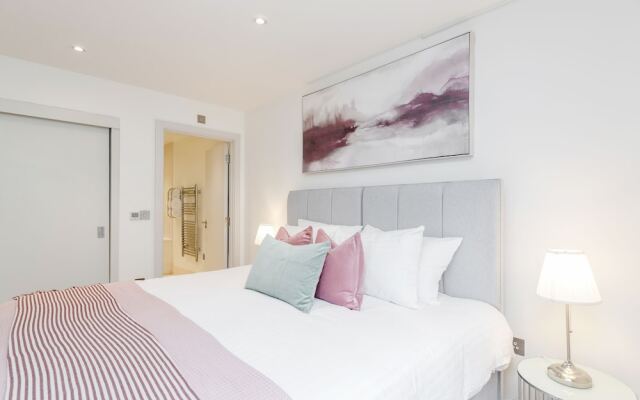 Large Windsor Apartment Free Parking Single or King Beds