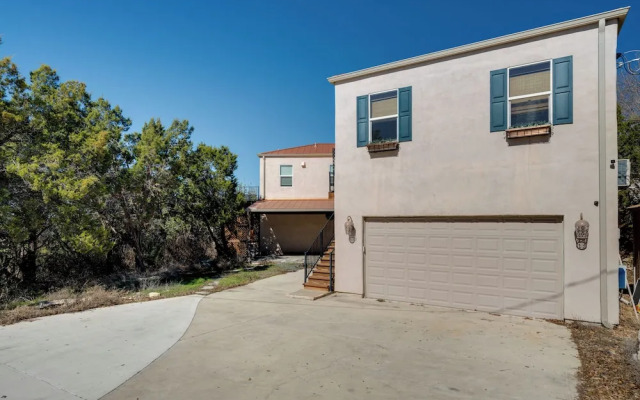 Near Lake Travis & Marina: Modern Austin Getaway!