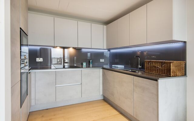 Contemporary Victoria Home by the River Thames