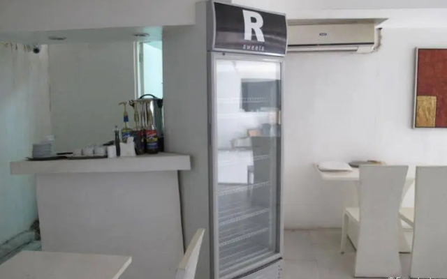 R Suites & Cafe