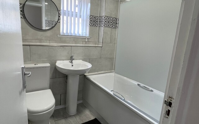 New! 4 Bedroom London House With Garden and Lawn