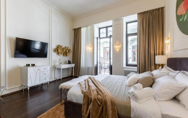Old Town Luxury Suites with Balcony