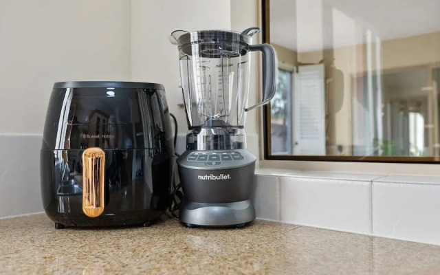 Lakeside Luxe Retreat - Pool View BBQ Spa Bath