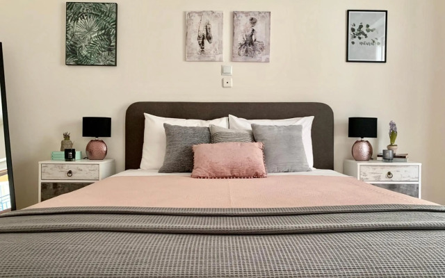 Nadia's apartment , Athens