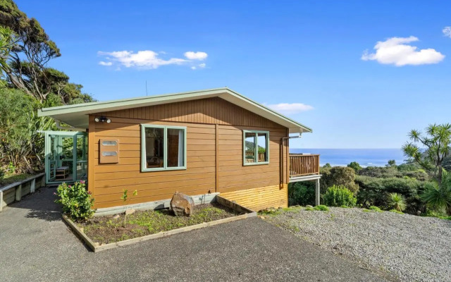 Seaview, Sun and Surf - Piha Holiday Home