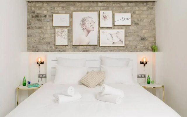 Into the Jacuzzi by HolyGuest