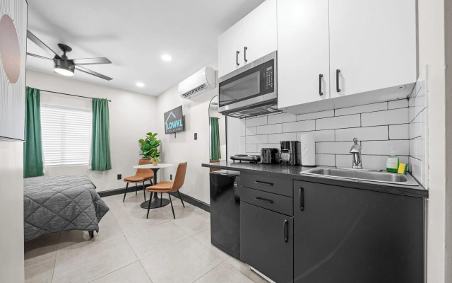 Baybreeze Apartments by Lowkl