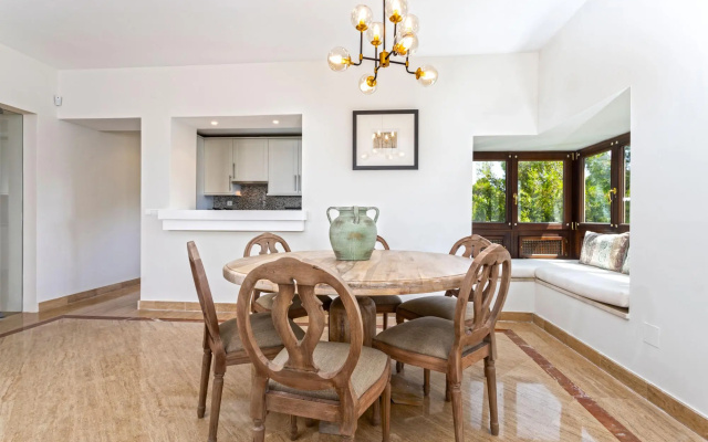 Exclusive 2BD apartment with private terrace in Marbella. Incosol