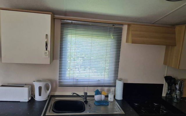 2 Bed Lodge - Sleeps 5 - Parking - Pets - Wifi