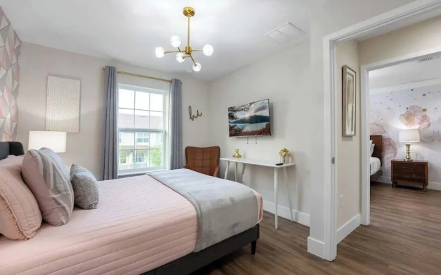Beautiful 4BR Home w/ Modern Design