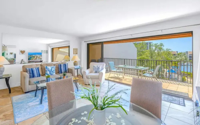 Charming 2BR Lagoon-view Steps To Siesta Key Beach
