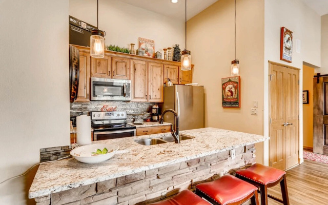 Premier 3br  - Walk Distance To Slopes. Kids Ski Free! 3 Bedroom Condo by RedAwning