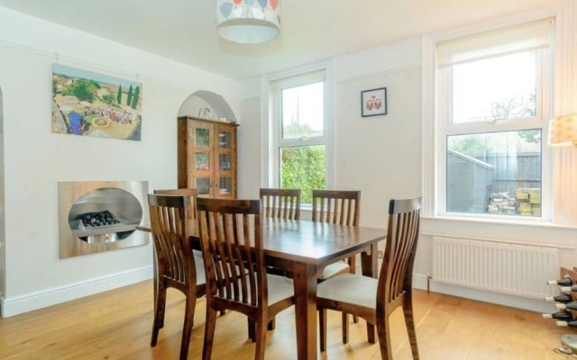 3 Bedroom House With Parking In Bath