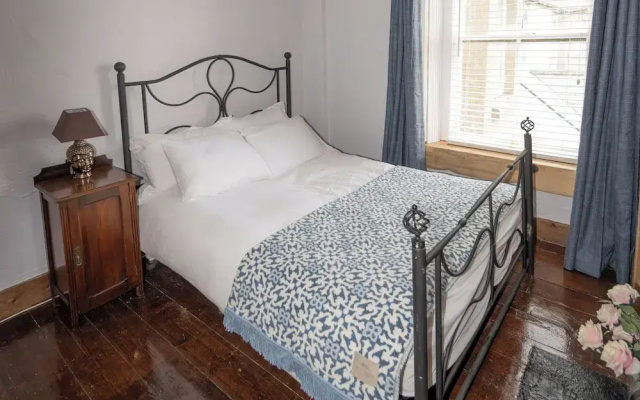 Quirky Apt - Sleeps 6 - Coastal Area - Parking