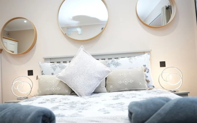 Charming London House - Sleeps 4 & Outdoor Space