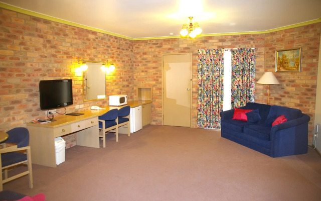 Pines Country Club Motor Inn