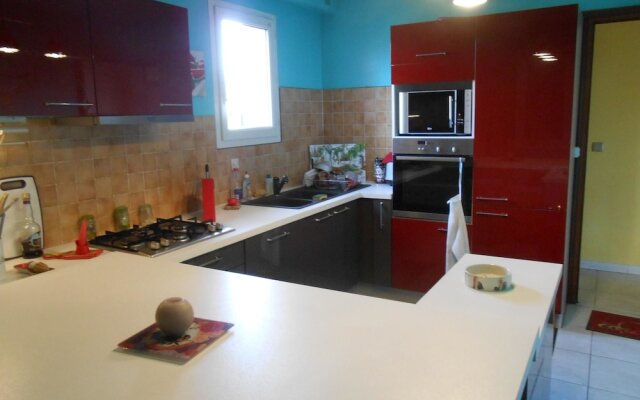 House With 8 Bedrooms In Villeurbanne, With Wifi