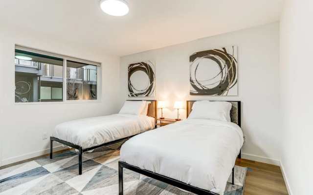 Modern Seattle Townhome: Walk to Light Rail!