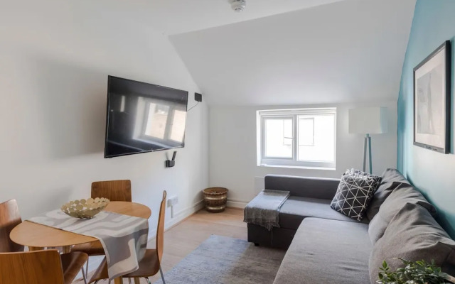 Wonderland - Fitzrovia - by Frankie Says