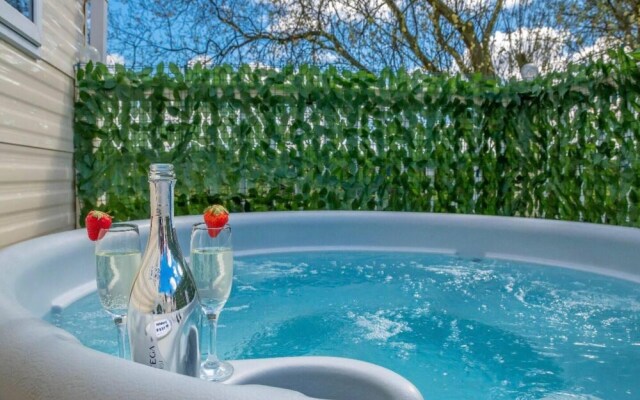 Tattershall Lakes Private Hot Tub Lodge - Sleeps 6
