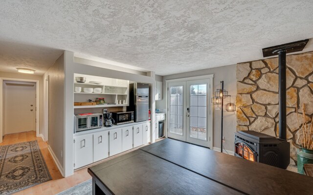 Cozy Nampa Escape w/ Fireplace + Smart TV!