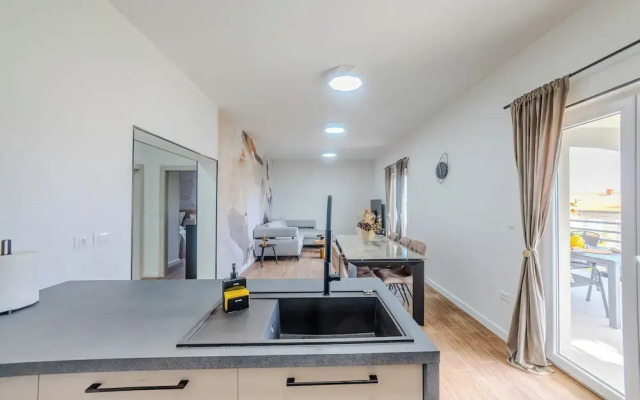 Luxury apt Near Beach w big Terrace and sea View