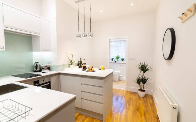 Central Plymouth Apartment By University