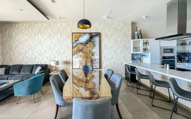 Beachtop Haven 2BR Condo at Iconic Sandy Beach