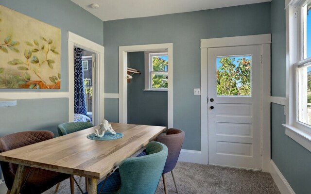 Queen Anne Bungalow - Two Bedroom Home