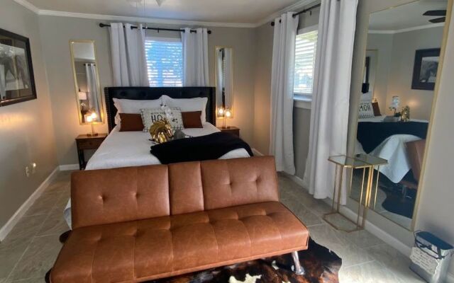 Stunning Cozy Downtown Guesthouse