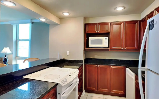 Sabine Yacht & Racquet #8D