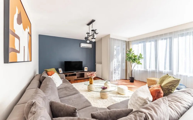 Spacious Flat w Balcony 3 min to Bagdat Ave