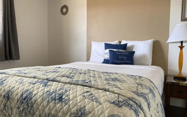 1 or 3 Bedroom Apartment with Full Kitchen