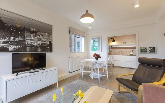 Modern 2BR Flat Minutes From Kensington Gardens