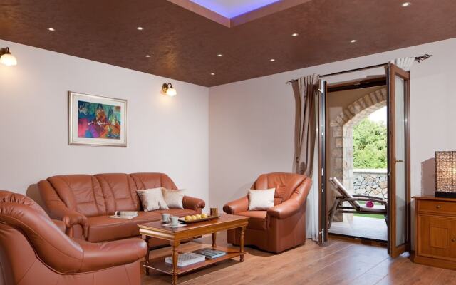 Charming Villa in Sveti Lovrec With Swimming Pool