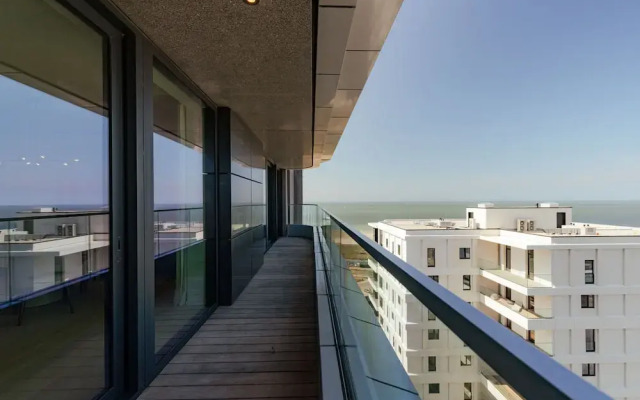 Huswell - Minimalist Coastal Luxury Panoramic View