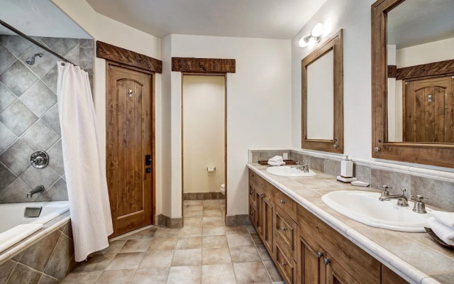 5BR Alpine Luxury Home with Private Hot Tub by RedAwning - Save 20% on 7+ Nights!