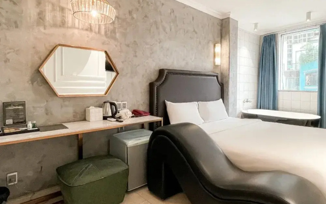 A In Hotel Del Luna