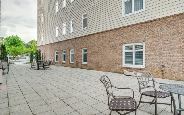 Lakefront Huddleston Condo w/ Community Pool