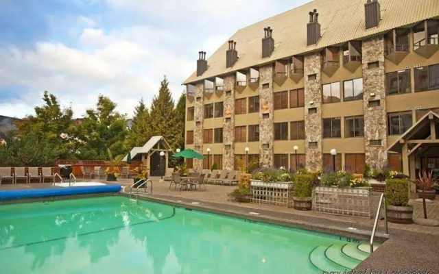 Mountain Side Hotel Whistler by Executive
