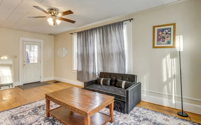 Near University Ave! Pet-friendly 3BR w/ Foosball!