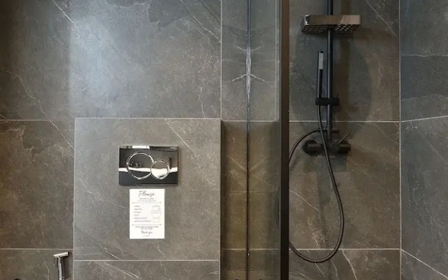 Phaedrus Living: City Center Luxury Flat Skoufa