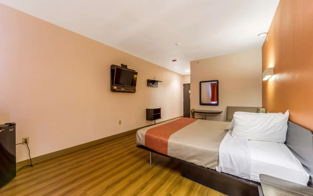 Motel 6 Jourdanton, TX